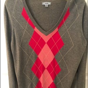 Grey sweater with cute pink diamond design